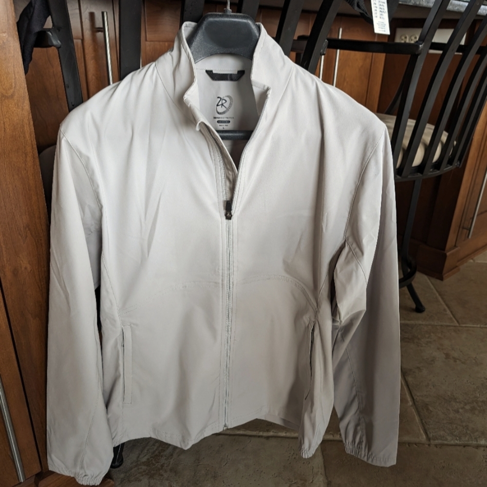Zero restrictions women 's golfing jacket